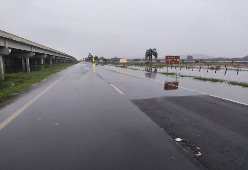 Araranguá: chuvas causam nova interdição na pista Norte do quilômetro 403 da BR-101
