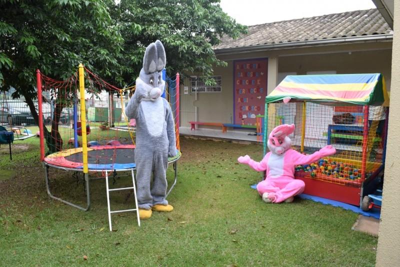 Escolas municipais recebem cama elástica e piscina de bolinhas na semana que antecede a Páscoa
