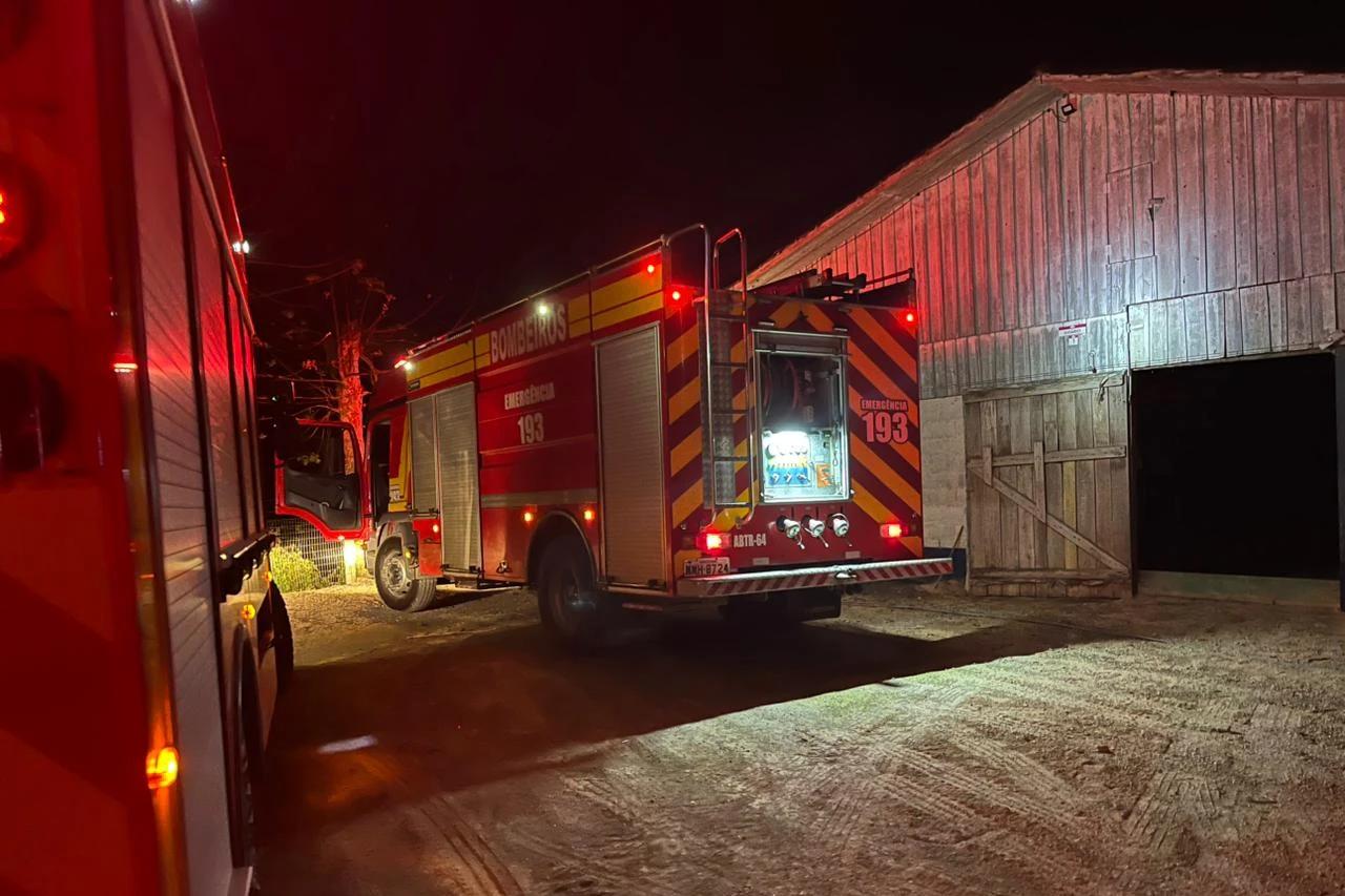 Urussanga: bombeiros combatem incêndio em aviário