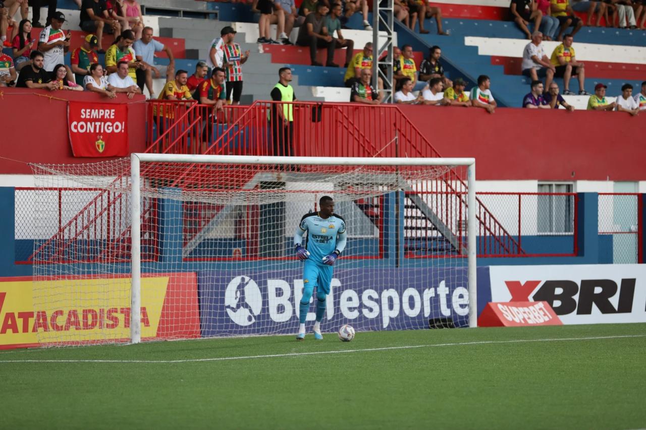Federação Catarinense de Futebol se manifesta sobre caso de racismo envolvendo goleiro do Criciúma