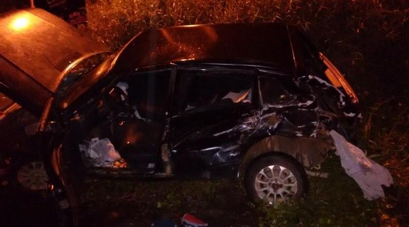 Motorista embriagado fica ferido após cortar frente de caminhão