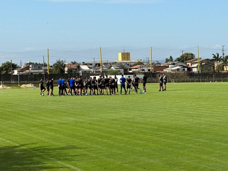 Tencati escala time em treinamento coletivo nesta quarta