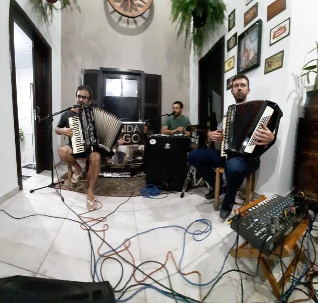 Banda Fogo fará live solidária nesta sexta-feira