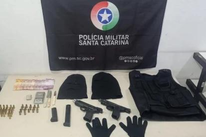 Araranguá: operação da PM resulta na prisão de suspeitos de tráfico, apreensão de drogas e armas furtadas