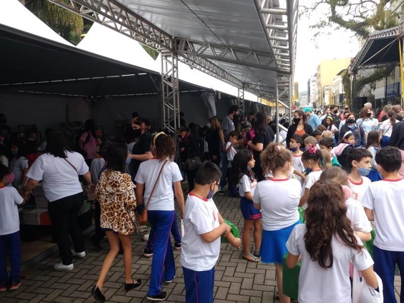 Feira do Livro alcança 30 mil exemplares vendidos em Criciúma 