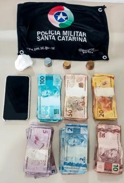 Jovem é preso após ser abordado com cocaína e mais de R$ 2.700 reais em Tubarão
