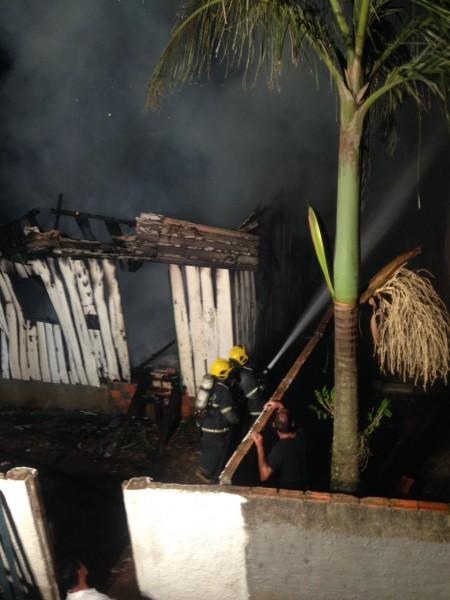 Casa é destruída em incêndio no bairro Cristo Redentor