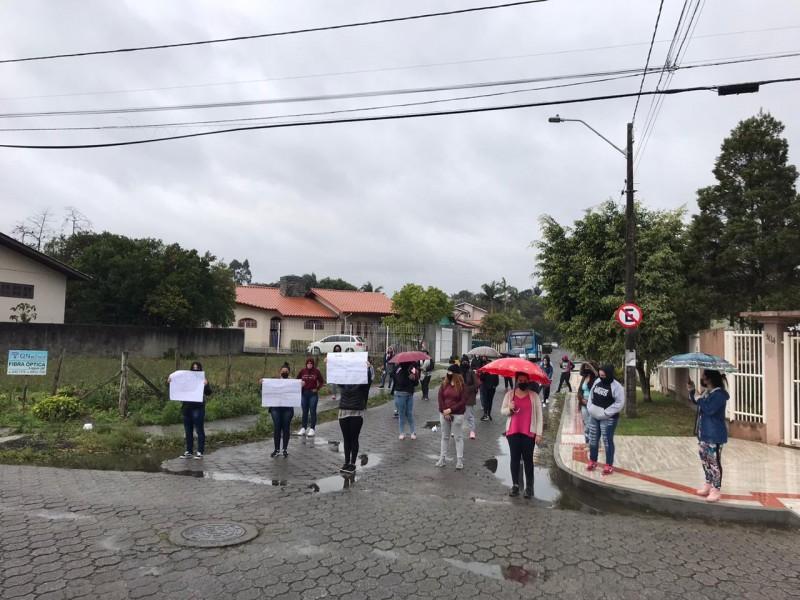 Famílias de detentos protestam por melhorias no Presídio Santa Augusta; direção da unidade rebate