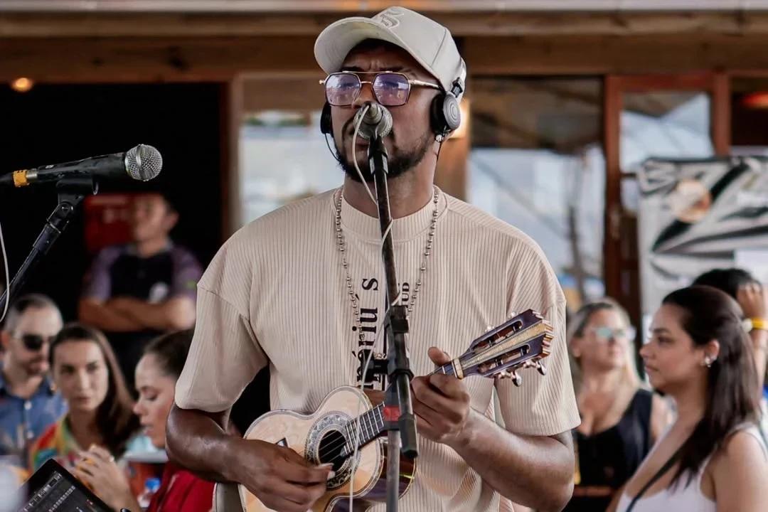Entre o samba e o pagode, Caique Lima relembra sua trajetória musical