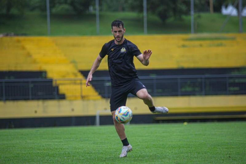 Na tela com Mastella: Tigre treina forte e Tencati orienta muito o time em treinamento