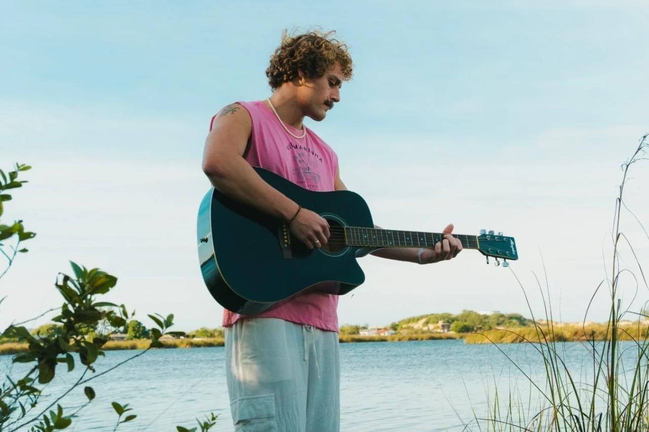 Arthur Kai: músico de Criciúma tenta levar um mundo melhor para o público por meio de suas canções