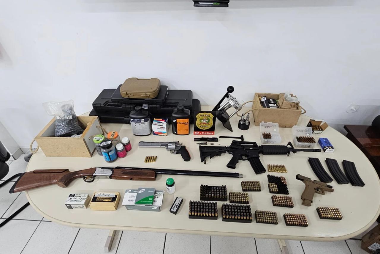 Criciúma: Polícia Civil cumpre mandados e apreende fuzis, munições e drogas em operação contra comércio ilegal