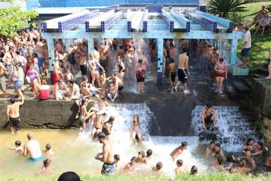 Chuveirão atrai centenas de moradores, turistas e veranistas na temporada de verão 