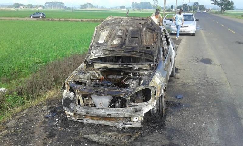 Veículo é totalmente destruído pelo fogo