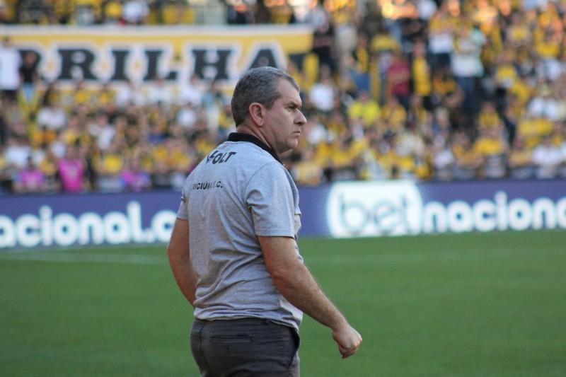 Tencati lamenta derrota melancólica e ameniza sequência ruim: 'não é uma particularidade do Criciúma'