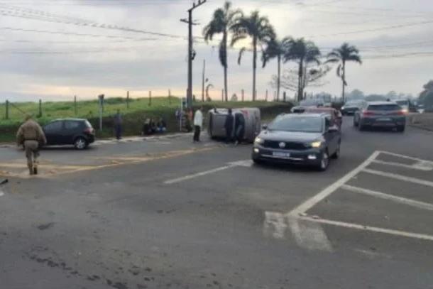 Criciúma: motorista invade via preferencial e carro capota na avenida Centenário