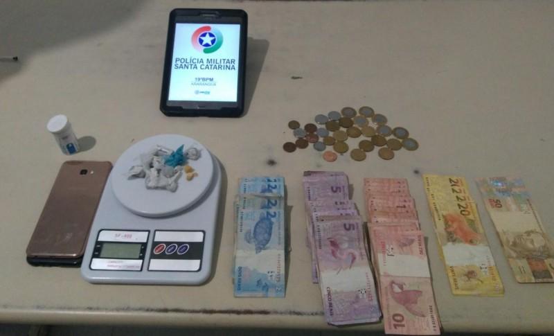 Dois são detidos por tráfico de drogas no Centro de Araranguá