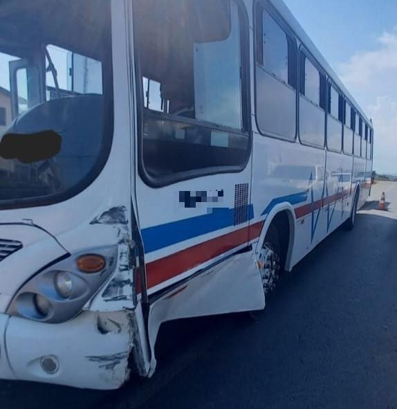 Duas pessoas ficam feridas em colisão entre ônibus e carro em Içara