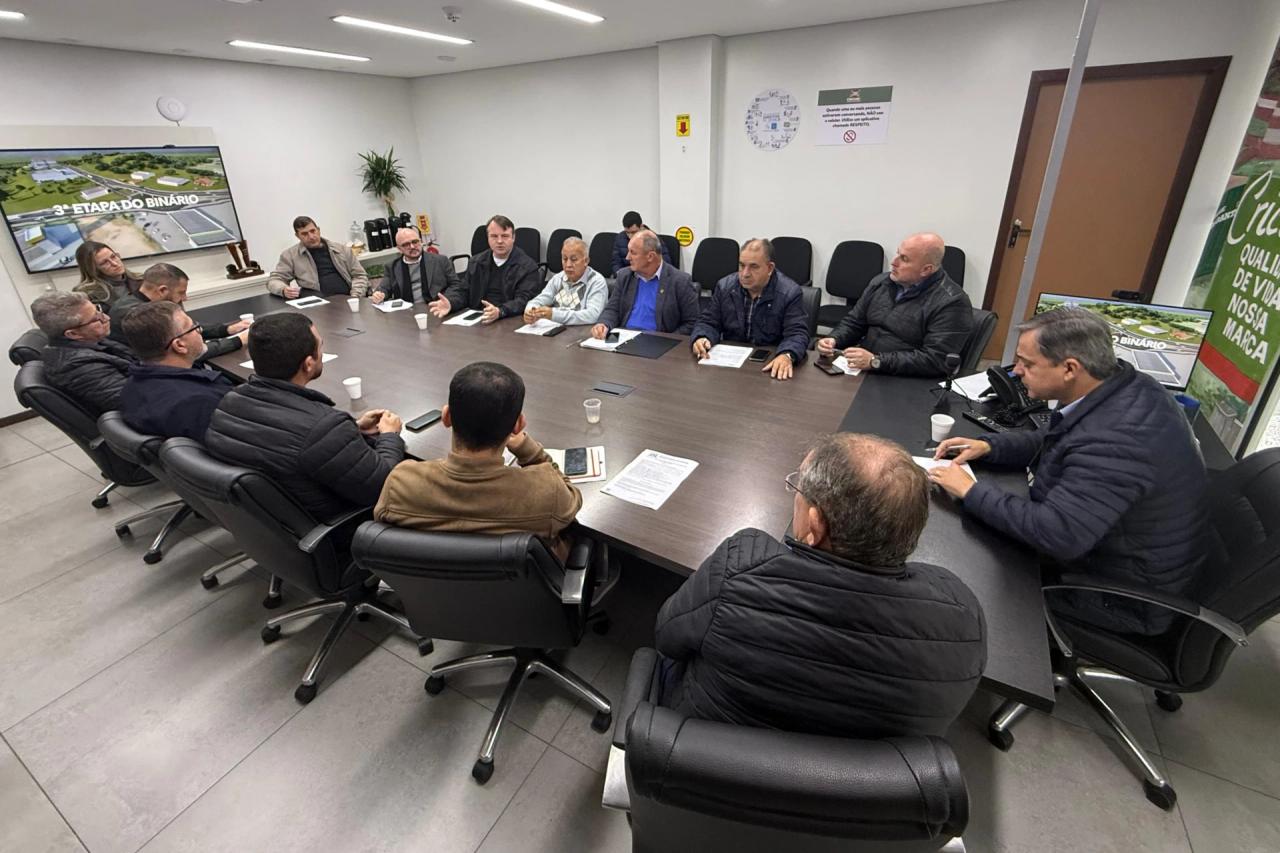 Frente Parlamentar do Bairro Pinheirinho realiza terceira reunião no Paço Municipal