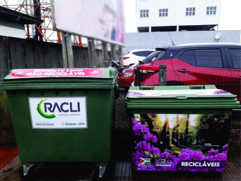 Contentores de lixo para reciclagem são instalados na área comercial de Forquilhinha