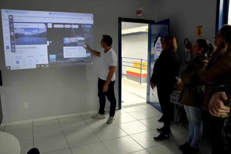Duas escolas municipais de Siderópolis recebem lousas digitais