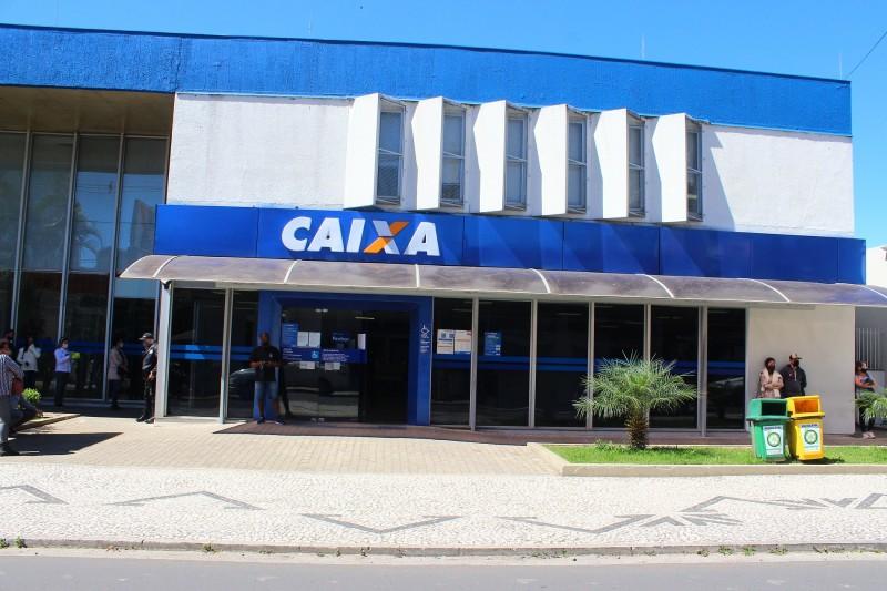 Caixa paga R$ 300 a 1,6 milhão beneficiários do Bolsa Família