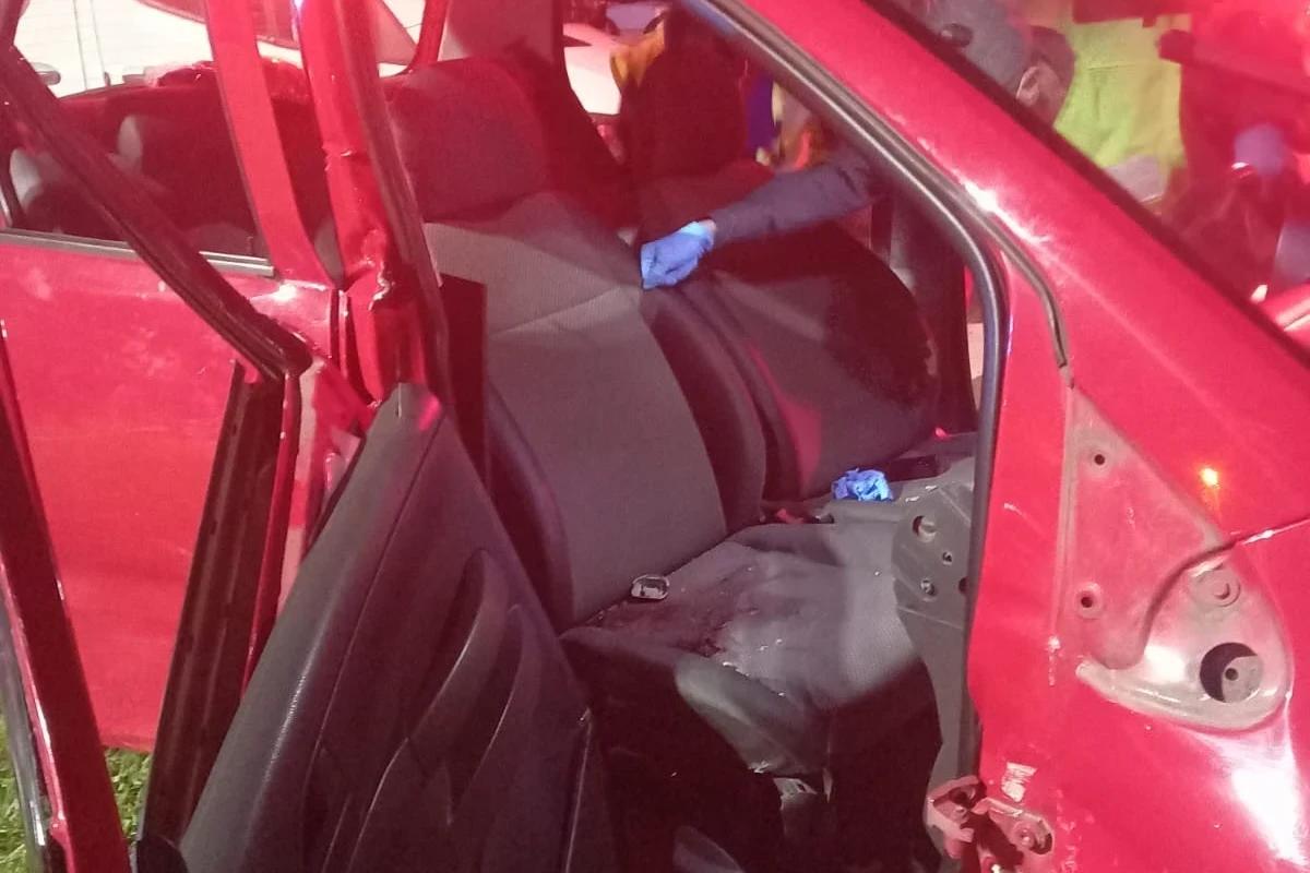 Veículos colidem e homem fica preso nas ferragens em Araranguá