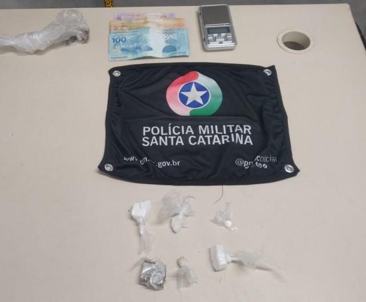 Após denúncias, três pessoas são presas com drogas em apartamento no bairro Santa Augusta 