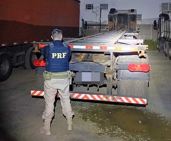 Em menos de 24h após furto, caminhão e semirreboque são recuperados na BR-101