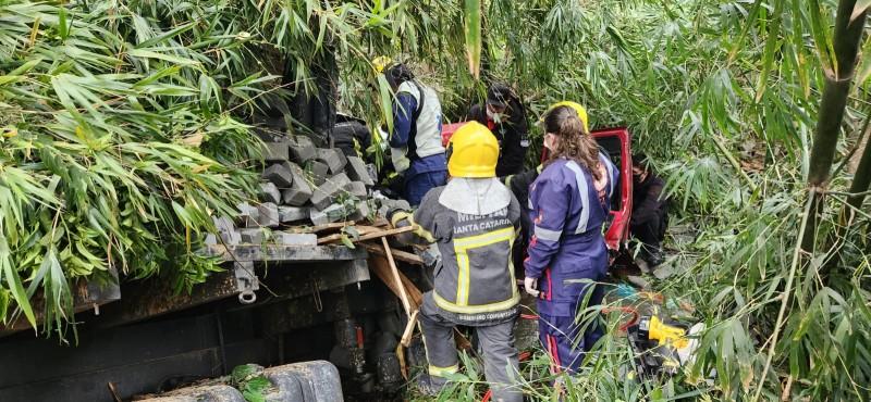 Caminhão fica sem freio e cai em ribanceira em Braço do Norte; motorista ficou preso nas ferragens