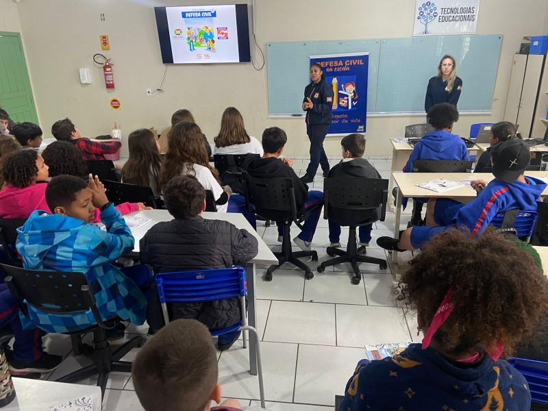 Instituições de ensino de Criciúma recebem palestras do Programa Defesa Civil na Escola