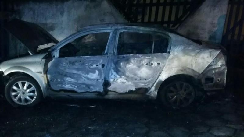 Incêndio destrói veículo estacionado