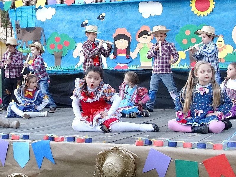 Talentos precoces na festa da Escolinha Balão Mágico