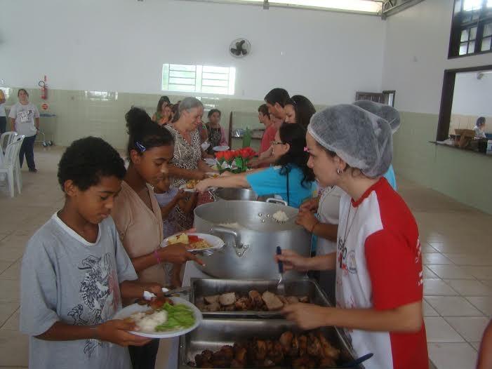 Almoço reúne famílias atendidas por Associações no  Pinheirinho