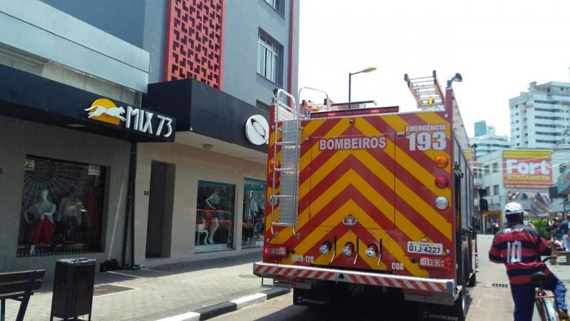 VÍDEO: Bombeiros combatem fogo em apartamento na rua Henrique Lage