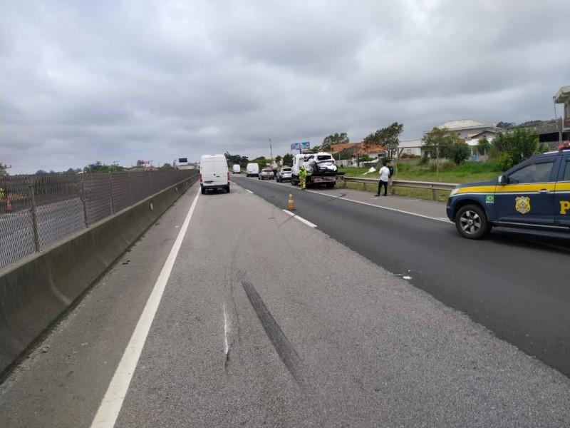 Duas pessoas ficam feridas durante engavetamento em Laguna