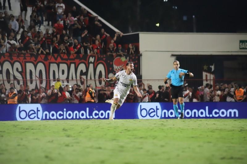 A emoção em imagens: confira a galeria de fotos e os gols da vitória do Tigre 