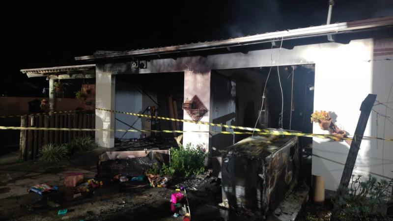 Incêndio destrói edícula de casa no Centro de São João do Sul