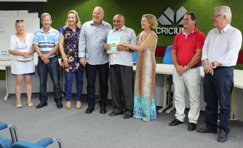 Famílias recebem escrituras de imóveis no aniversário de Criciúma 