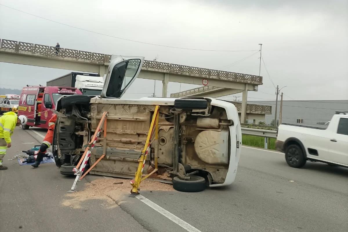 Motorista é encaminhada ao hospital após tombamento de carro na BR-101