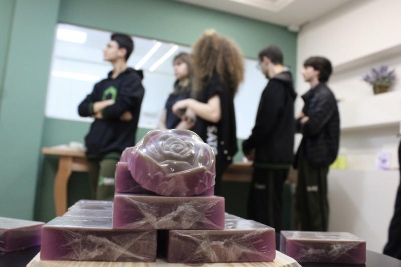 Alunos da Satc realizam parceria para venda de produto em empresa de Nova Veneza
