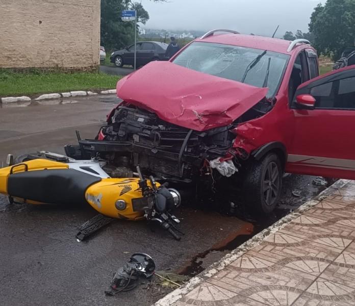 Colisão entre dois carros e motocicleta deixa duas pessoas feridas em Criciúma