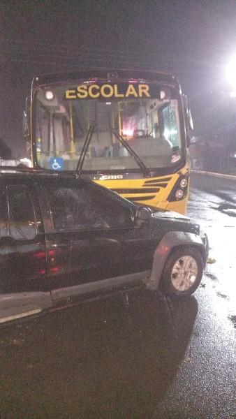 Acidente envolve carro e ônibus escolar em Sombrio