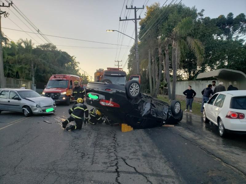 Carro capota e trânsito é interrompido na Rodovia Luiz Lazzarin em Criciúma 