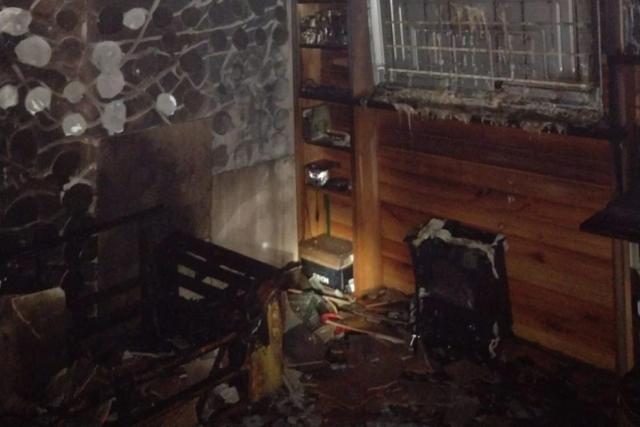 Residência tem móveis destruídos após ser atingida por incêndio