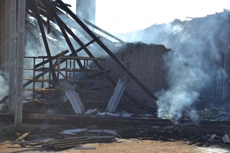 Incêndio destrói parte de olaria