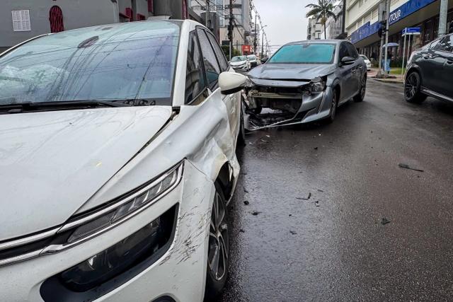 Colisão entre dois carros deixa trânsito lento em via movimentada de Criciúma
