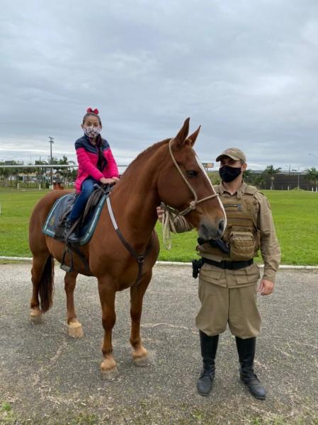 Menina que sonha ser policial conhece o 9º BPM