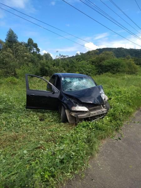 Carro colide em poste em Orleans