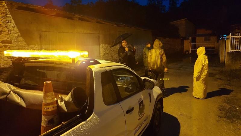 Desmoronamento de pedras deixa família desalojada em Morro da Fumaça 